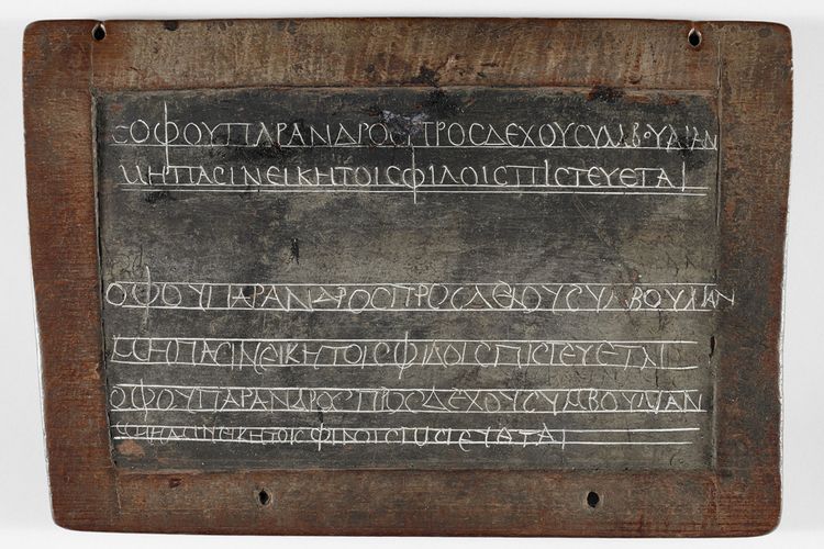Lempeng kayu berbentuk tablet, berisikan pekerjaan rumah dari siswa sekolah di Mesir.