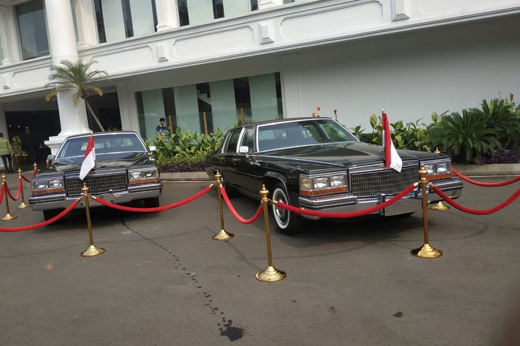 Istana Kepresidenan Jakarta memajang dua mobil era Presiden ke-2 Soeharto, sedan Cadillac tipe Fleetwood Brougham keluaran tahun 1980.