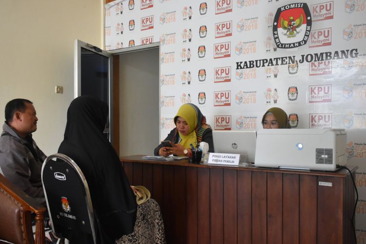 Petugas dari Komisi Pemilihan Umum (KPU) Jombang Jawa Timur, melayani warga yang mengurus dokumen pindah memilih. Layanan pindah memilih dibuka KPU Jombang, hingga 17 Februari 2019. 