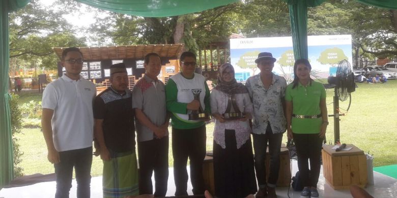 Penanaman pohon jenis trembesi yang diinisiasi oleh Djarum Trees for Life (DTFL) di Madura sejak awal 2016 lalu itu secara resmi dituntaskan pada Rabu (22/11/2017) di Alun-Alun Kabupaten Bangkalan bersama BKSDA Jawa Timur dan musisi yang juga aktivis lingkungan hidup, Nugie.