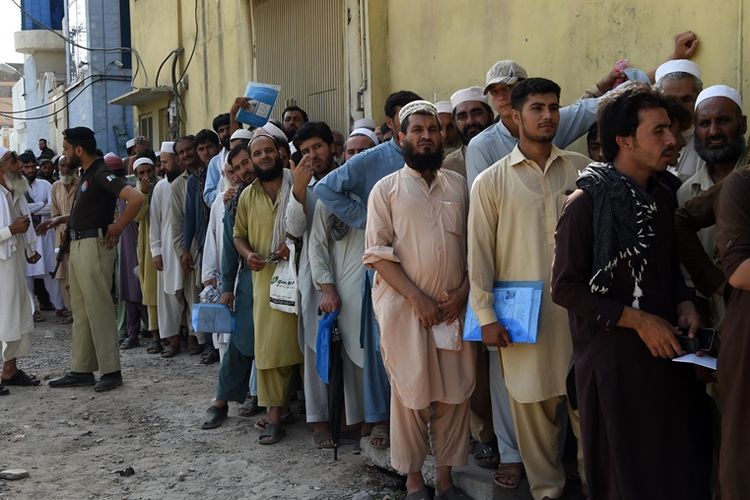 Para pengungsi Afghanistan mengantre di pusat registrasi di Peshawar untuk mengurus perpanjangan izin tinggal mereka di Pakistan.