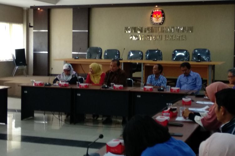 Ketua KPU DKi Sumarno dsn dekan Fisip UMJ Endang Sulastri memaparkan hasil penelitian mengenai pemilu DKI 2010/7 lalu, di gedung KPU DKI Jumat (15/12/2017)