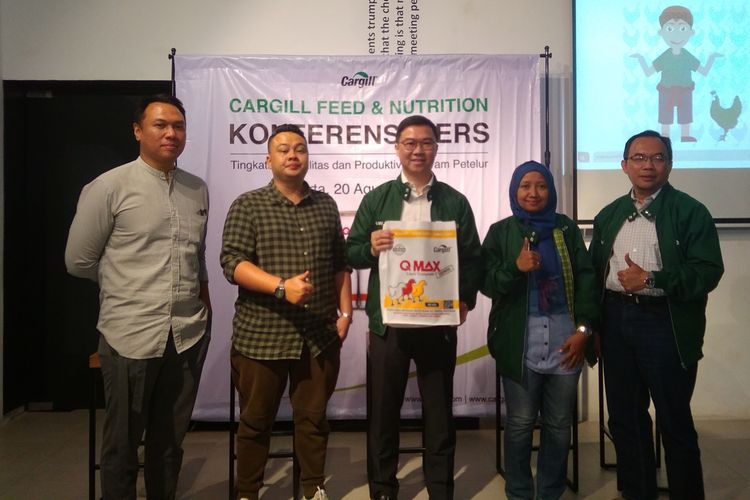 Country Director PT Cargill Indonesia Ivan Hindarko (tengah) dalam konferensi pers peluncuran seri pakan ternak platinum Cargill tanpa antibiotik di Jakarta, Selasa (20/8/2019).