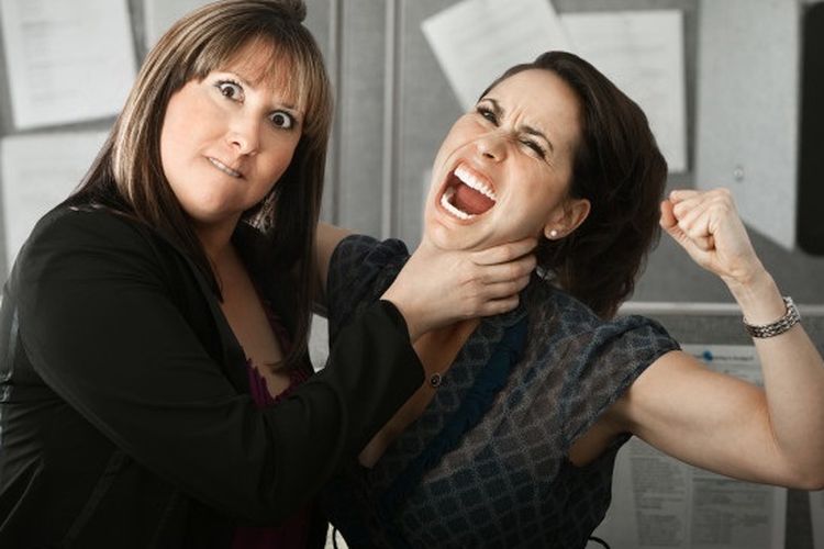 Ilustrasi wanita berkelahi dengan teman sekantor