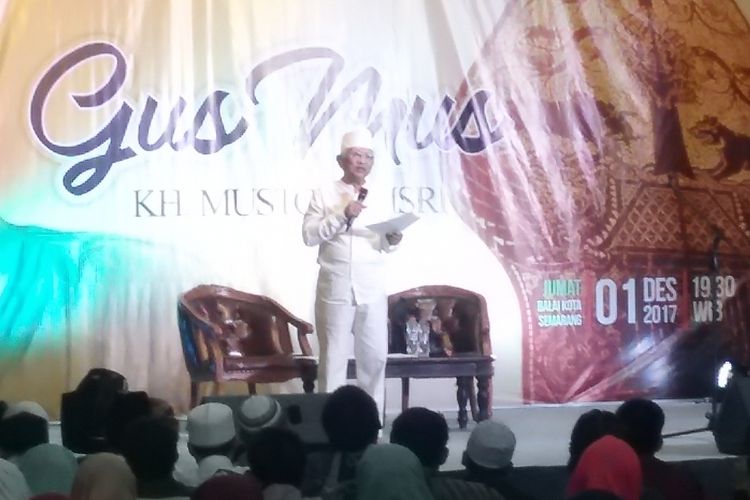 Musthofa Bisri saat membacakan puisinya di acara Sastra Pelataran Semarang.