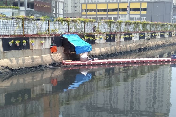 Bale bale sederhana di pinggir Kali Item, Kemayoran tempat para petugas UPK Badan Air Berisitirahat, Jumat (15/3/2019)