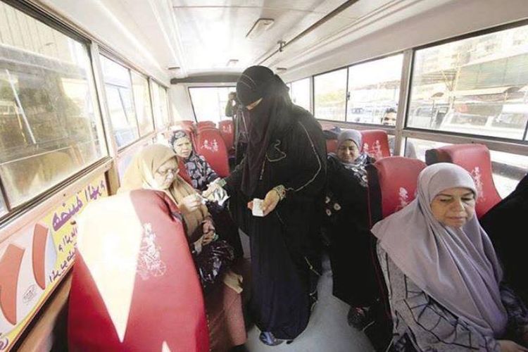 Bus khusus wanita tengah diuji coba di Kairo, Mesir. Tak hanya mengkhususkan bagi penumpang wanita, armada tersebut juga dikemudikan sopir wanita.