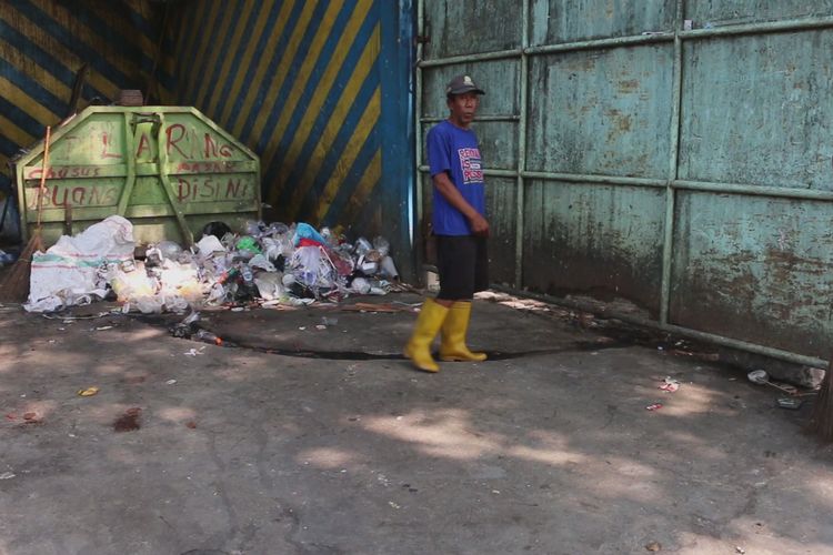 Sudirman (55) salah satu penjaga TPS Sukalila menunjukan sekitar lokasi penemuan barang menyerupai granat, Minggu (16/6/2019). Barang tersebut ditemukan dari tumpukan sampah yang berasal dari pusat perbelanjaan Pusat Grosir Ciirebon (PGC). 