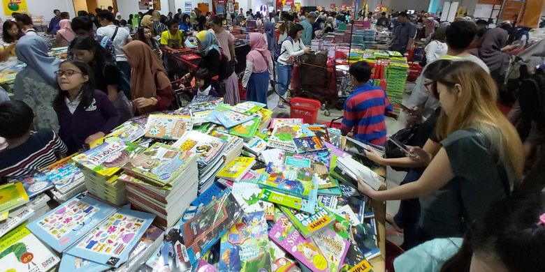 Suasana bazar buku Big Bad Wolf di Kota Baru Parahyangan, Bandung Barat. 