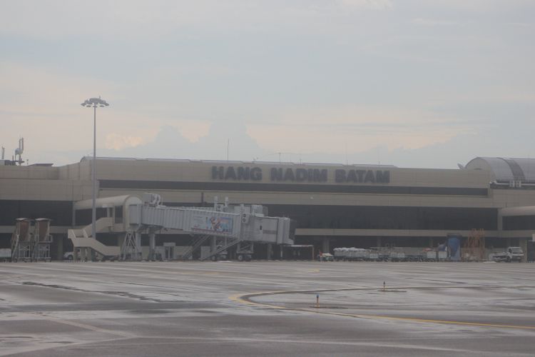 Saat ini pihak pengamanan Bandara Hang Nadim Batam memberlakukan aturan melepas sepatu saat melewati SCP.