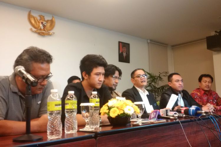 Keluarga pemain sinetron Ammar Zoni mengadakan jumpa pers terkait kasus dugaam penyalahgunaan narkotika, di Hotel Maxone, Jalan Kramat Raya, Jakarta Pusat, pada Kamis (13/7/2017).