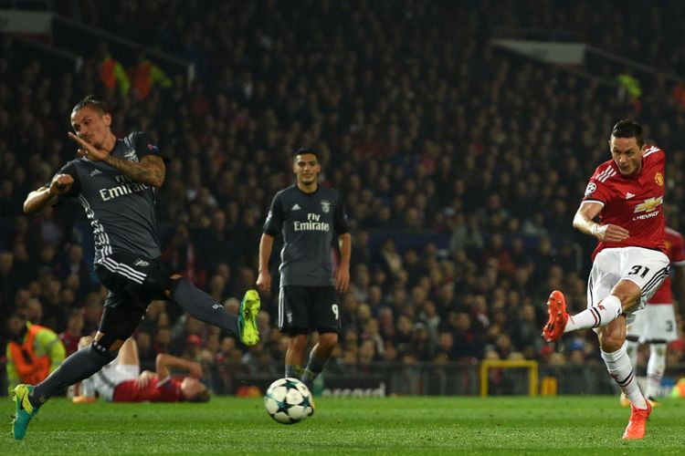 Gelandang Manchester United, Nemanja Matic, mencetak gol lewat tendangan jarak jauh pada pertandingan Liga Champions kontra Benfica di Old Trafford, Selasa (31/10/2017).