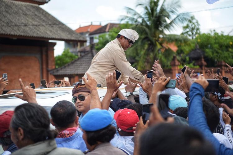 Calon presiden nomor urut 02 Prabowo Subianto saat berkampanye di Lapangan Kapten Kompyang Sujana, Denpasar, Selasa (26/3/2019).