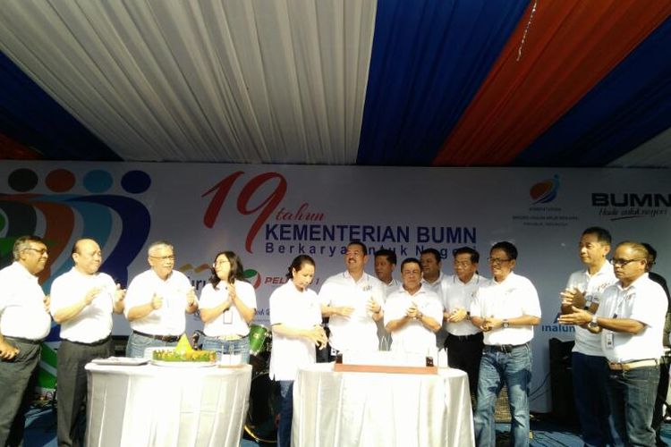 Menteri BUMN Rini Soemarno bersama para deputi Kementerian BUMN merayakan HUT Kementerian BUMN ke 19 di Jakarta, Selasa (18/4/2017).