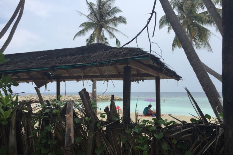 Bikini Beach di Pulau Maafushi, Maldives, bisa diintip dari pinggir jalan. Pantai khusus ini dipagari dengan pelepah pohon kelapa yang disusun rapat, setinggi sekitar 1,5 meter.