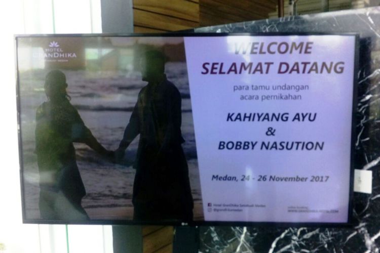 Ucapan selamat datang kepada para tamu dan undangan pesta Bobby dan Kahiyang di ruang tamu Hotel GranDhika di Jalan Setiabudi, Medan, Minggu (19/11/2017).