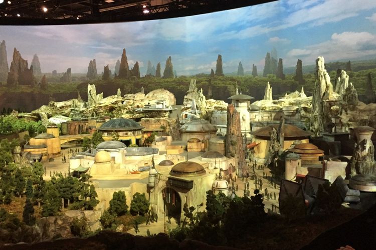 Maket wahana Star Wars Land dipamerkan di ajang D23 Expo 2017 di Anaheim Convention Center, Anaheim, California, Kamis (13/7/2917).