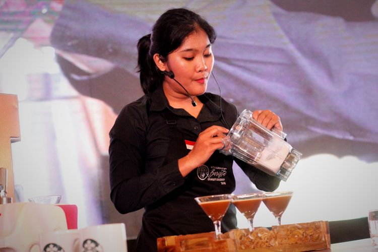 Patricia, finalis Starbucks Barista Championship 2018, sedang membuat minuman racikannya