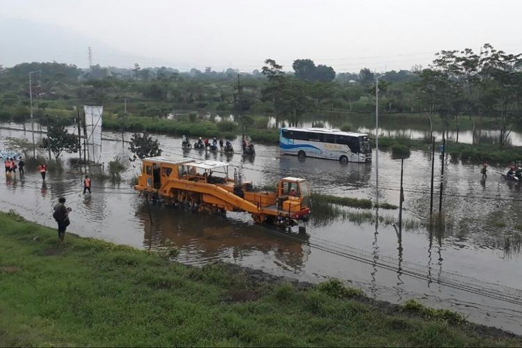 Petugas memeriksa kondisi rel KA di bawah tanggul lumpur Sidoarjo