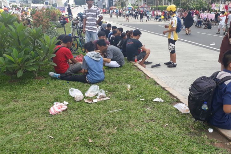 Tampak sampah plastik dan makanan berada di pinggir Jalan MH. Thamrin, Jakarta Pusat pada Car Free Day (CFD), Minggu (3/2/2019).