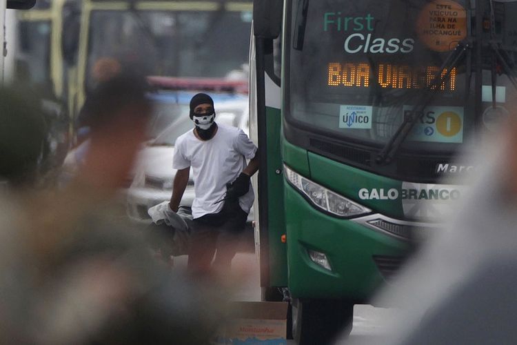 Foto yang dirilis media Agencia o Dia, yang menunjukkan pelaku pembajakan bus di Rio de Janeiro, Brasil, sebelum ditembak mati petugas, Selasa (20/8/2019).