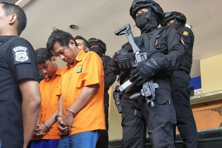 Dua pelaku pengeroyokan anggota TNI di Cibubur, Ciracas, Jakarta Timur yang telah diamankan polisi. Foto diambil pada Kamis (13/12/2018) di Mapolda Metro Jaya.