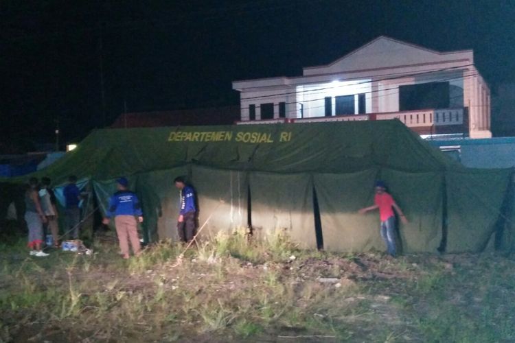 Salah satu tenda yang dipasang di sudut lapangan Pelabuhan Kumai untuk persiapan menangani evakuasi penumpang KM Dharma Kencana II yang terbakar di Karimun Jawa, Minggu (29/10/2017)