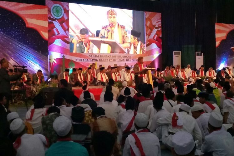 Kapolda Jabar Irjen Agung Budi Maryoto tengah memberikan sambutan dalam acara halal bihalal dan istigatsah yang dihadiri para paslon cagub dan cawagub Jabar 2018.