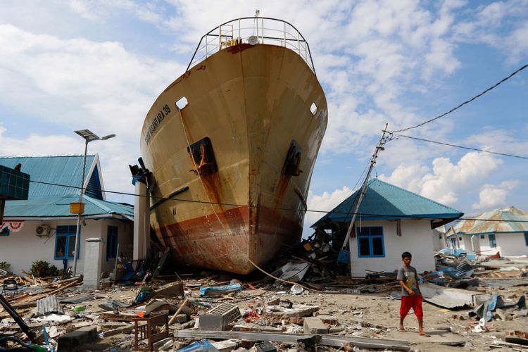 Kapal Sabuk Nusantara 39 kandas akibat tsunami di Pelabuhan Wani 2, Kecamatan Tanatopea, Kabupaten Donggala, Sulawesi Tengah, Selasa (2/10/2018). Gempa yang terjadi di Palu dan Donggala mengakibatkan 925 orang meninggal dunia dan 65.733 bangunan rusak.