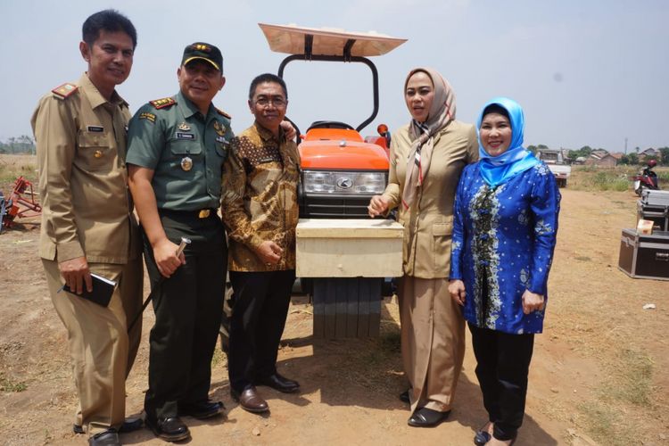 Pemerintah Kabupaten Karawang mendistribusikan bantuan alsintan dari Kementerian Pertanian kepada puluhan kelompok tani di Karawang, Selasa (16/10/2018).

