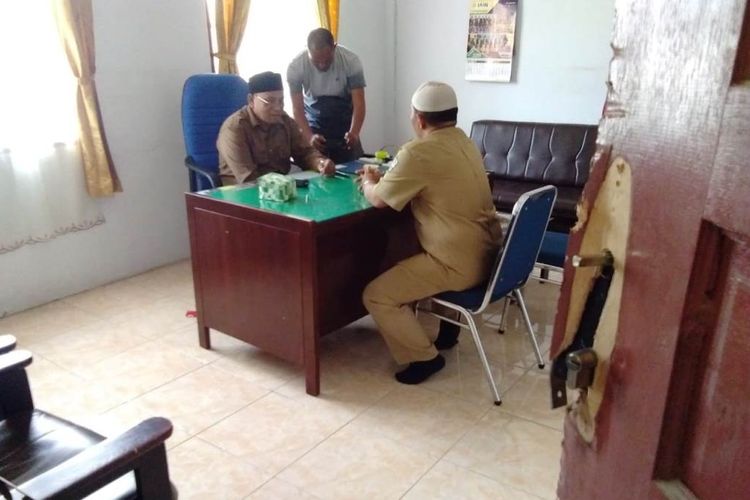 Salah satu pintu ruangan yang dicongkel oleh pencuri di Kantor Urusan Agama, Kota Lhokseumawe, Senin (25/3/2019)