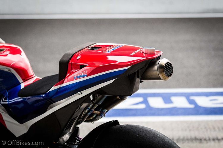 Bagian belakang RC213V terbaru terdapat tambahan kotak seperti pada motor Ducati.