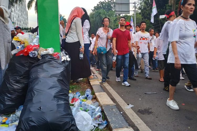 Sampah berserakan di luar area Gelora Bung Karno (GBK), Sabtu (13/4/2019).