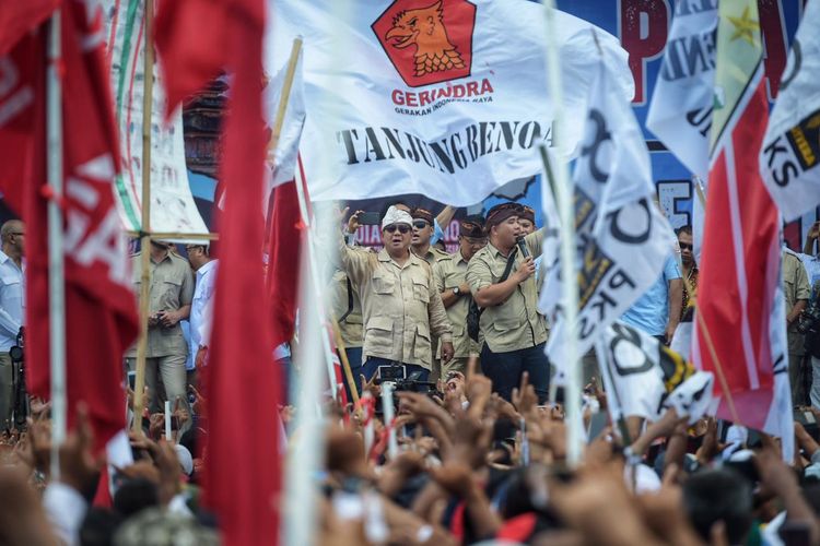 Calon presiden nomor urut 02 Prabowo Subianto saat berkampanye di Lapangan Kapten Kompyang Sujana, Denpasar, Bali, Selasa (26/3/2019).