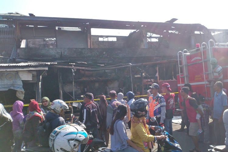 Pasar Ujungberung, Kota Bandung dilalap si jago merah pada Minggu (9/6/2019) sekitar pukul 22.00 WIB. 