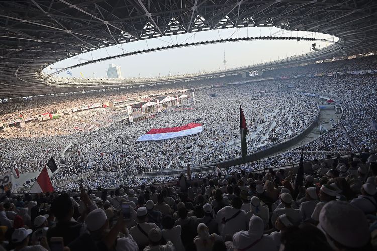 Sejumlah pendukung pasangan capres dan cawapres nomor urut 02, Prabowo Subianto dan Sandiaga Uno mengikuti kampanye akbar di Stadion Gelora Bung Karno, Senayan, Jakarta, Minggu (7/4/2019).  ANTARA FOTO/Galih Pradipta/foc.