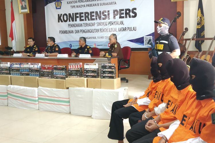 Pelaku dan barang bukti rokok ilegal sindikat perdagangan rokok ilegal antar pulau diamankan di Kantor Pengawasan dan Pelayanan Bea dan Cukai Tipe Madya Pabean B Surakarta, Rabu (15/5/2019).