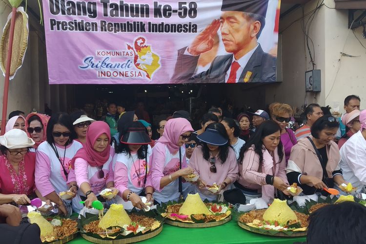 Warga Solo merayakan ulang tahun ke-58 Presiden Jokowi di depan Pasar Gede Solo, Jawa Tengah, Jumat (21/6/2019).