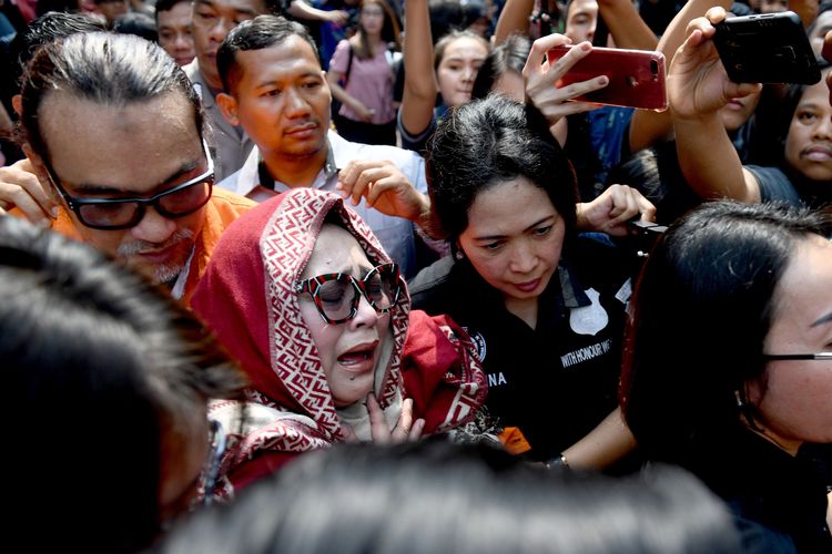 Tersangka kasus penyalahgunaan narkoba Tri Retno Prayudati alias Nunung (depan) dan July Jan Sambiran (belakang) menangis saat rilis kasus di Mapolda Metro Jaya, Jakarta, Senin (22/7/2019). Komedian Srimulat dan suaminya itu ditangkap pihak kepolisian dengan barang bukti sabu seberat 0,36 gram.