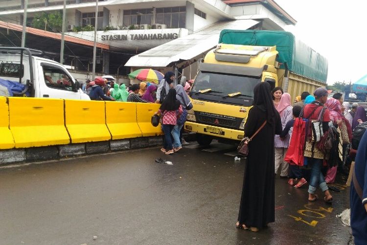 Para pejalan kaki di Tanah Abang kesulitan menyeberangi Jalan Jatibaru semenjak ada pembatas jalan di tengah kedua lajur, Kamis (21/12/2017).
