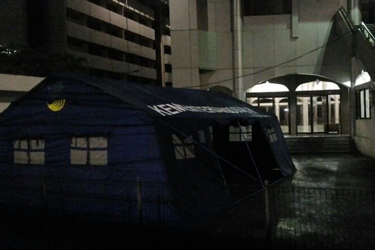 Tenda bagi warga Cipinang Melayu yang mengungsi telah didirikan di depan Masjid Raya Universitas Borobudur, Senin (5/2/2018).