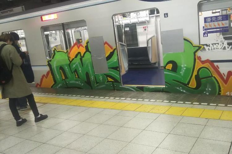 Salah satu gerbong kereta Tokyo Metro yang menjadi sasaran vandalisme grafiti tepat pada bagian pintu masuk gerbong.