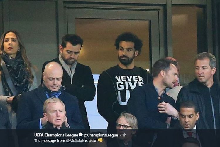 Mohamed Salah menyaksikan laga Liverpool vs Barcelona pada semifinal Liga Champions di salah satu sisi tribune Stadion Anfield, 7 Mei 2019. 