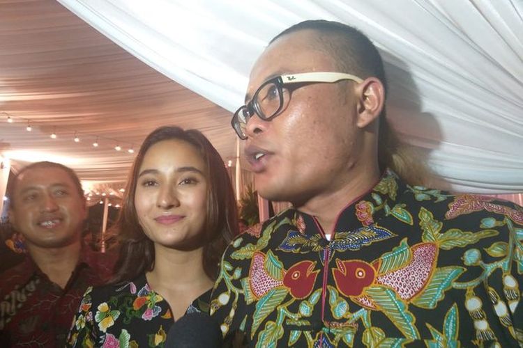 Komedian Sule dan Naomi Zaskia saat menghadiri respesi Siti Badriah-Krisjiana Baharudin, di Bogor, Jawa Barat, Sabtu (27/7/2019).
