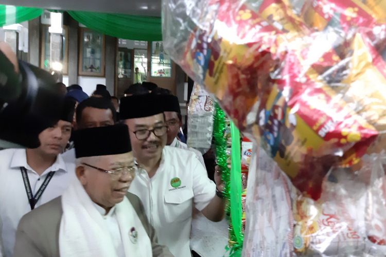 Cawapres nomor urut 01 KH Maruf Amin di kompleks Al Masoemah, Dangdeur, Rancaekek, Kabupaten Bandung, Jawa Barat, Minggu (20/1/2019).