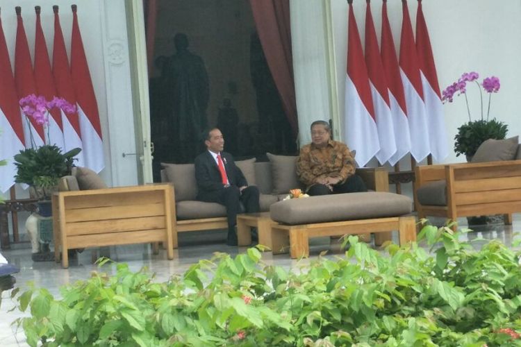 Presiden keenam RI Susilo Bambang Yudhoyono mendadak menemui Presiden Joko Widodo di Istana Merdeka, Jakarta, Jumat (27/10/2017).