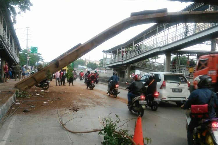 Sebagian struktur jembatan penyeberangan orang (JPO) Jembatan Gantung, Cengkareng, Jakarta Barat, roboh setelah ditabrak truk pada Sabtu (29/7/2017) pagi.