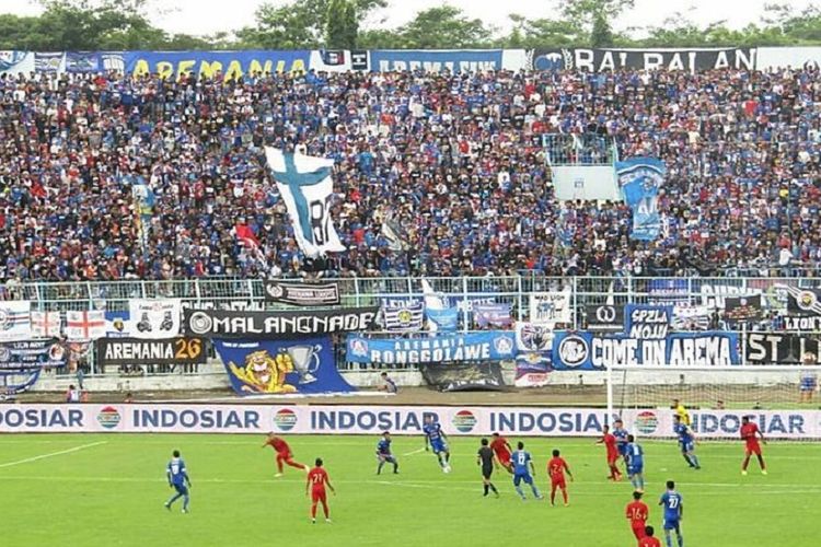 Timnas U-22 Indonesia melawan Arema FC di Stadion Kanjuruhan, Kabupaten Malang, Minggu (10/2/2019).
