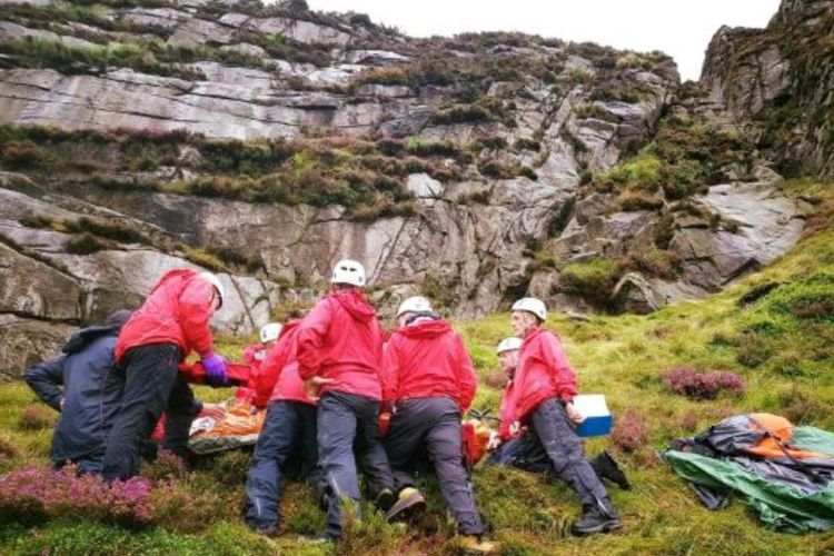 Tim penyelamat Pegunungan Mourne memeriksan kondisi remaja yang tertimpa domba saat berada di gunung di Irlandia Utara.