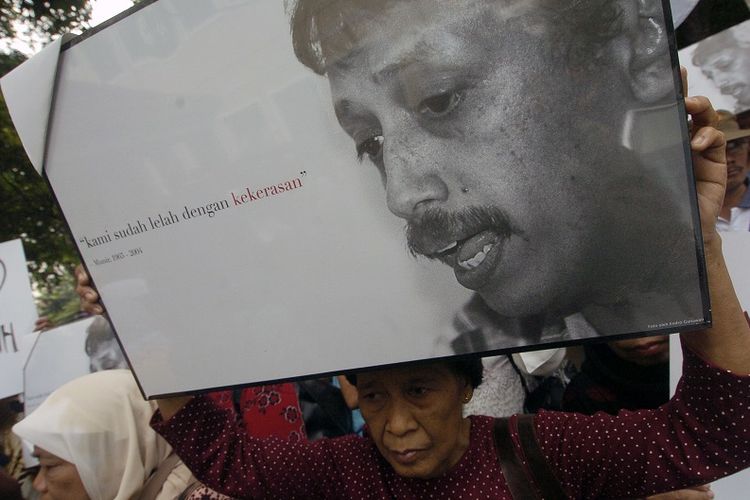 Sejumlah korban dan keluarga korban pelanggaran hak asasi manusia (HAM) menggelar aksi solidaritas untuk aktivis pejuang HAM, Munir (almarhum), di Kantor Komisi Nasional (Komnas) HAM, Jakarta, Selasa (23/11). Mereka meminta Komnas HAM untuk segera membentuk tim penyelidik independen guna mengusut kematian Munir.